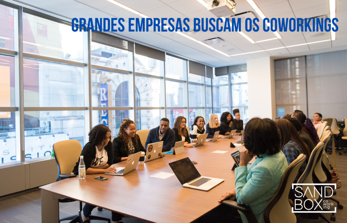 Pessoas em reunião em grande empresa